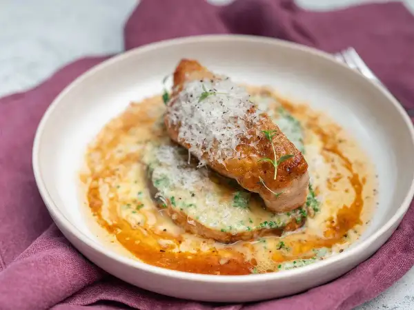 En saftig kycklingfilé med parmesan och örter, serverad i en krämig sås. Ett perfekt middagstips för vardagen.